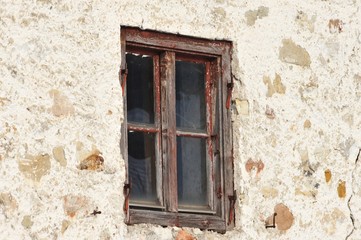 Fototapeta na wymiar Altes Fenster an Hofgebäude, Bayerischer Stil