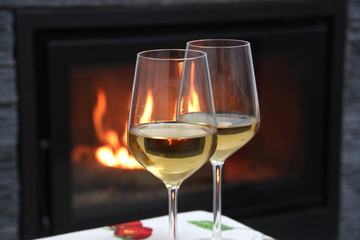Copas de vino  blanco al lado de la chimenea