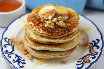 оладьи с бананом,грецким орехом и медом