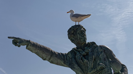 Robert Surcouf et sa mouette à Saint Malo (Bretagne, France)