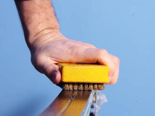 Preparation of cross-country skiing bronze brush