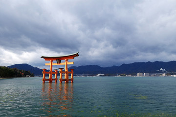 Obraz premium Pływająca brama Torii w Miyajima w Japonii.