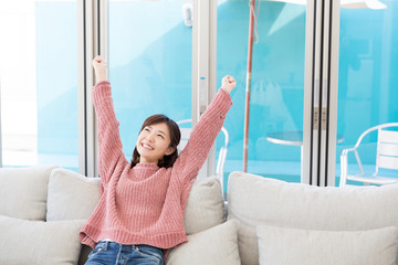 部屋でリラックスする女性