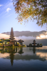 Vue sur la montagne, le lac et un temple à Bali Indonésie