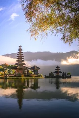 Crédence de cuisine en verre imprimé Bali Vue sur la montagne, le lac et un temple à Bali Indonésie