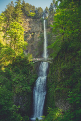 Multnomah Falls, Oregon, USA, Wasserfall, der höchste Wasserfall, Wasser, Menschen, eine Brücke, einen schönen Wasserfall, einen gefährlichen Wasserfall, eisfreien Wasserfall, Teich,
