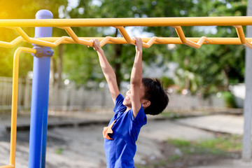 Obraz premium Young boy play with yellow bar