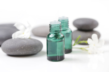 Obraz na płótnie Canvas Green cosmetic bottles with zen stones