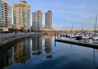 Obraz premium Seawall and boats in city marina. Yaletown. Cambie Bridge. False Creek. Vancouver downtown. British Columbia. Canada.