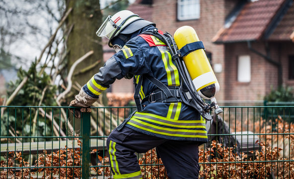 HDR - Feuerwehrmann im Einsatz draußen mit Atemgerät und Sauerstoffflasche