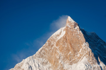 Zonlicht bovenop Masherbrum-bergpiek in een ochtend, Goro I