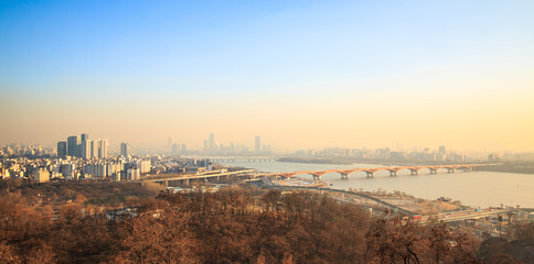 미세먼지가 자욱한 서울과 한강의 모습 