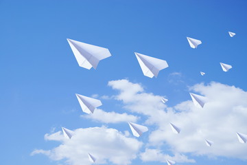 青空に飛ぶたくさんの紙飛行機 - obrazy, fototapety, plakaty