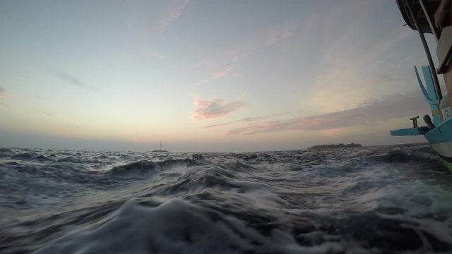 eine Bootsfahrt mit dem Dhoni bei Sonnenuntergang