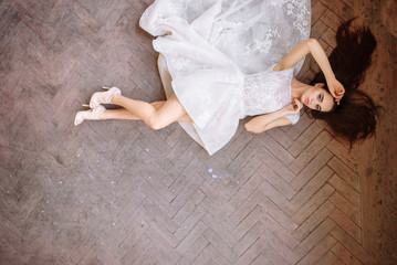 Naklejka premium Bride in wedding dress at luxurious studies