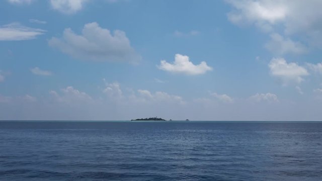 Eine weit entfernte Insel im Meer