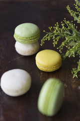 緑色と黄色と白色のマカロン