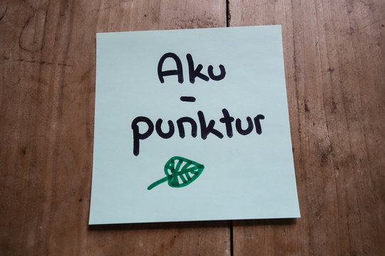 Post it memo on wooden table, Akupunktur