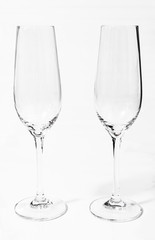 Zwei leere Sektgläser vor weißem Hintergrund