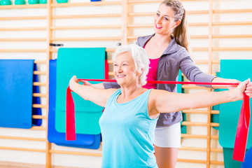 Senioren in Bewegungs Rehabilitation