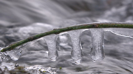 Eisgebilde, Eis am Bach, Eisglocken, Elsava, Winterimpression