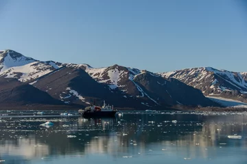 Fototapeten Arktische Landschaft in Svalbard, Spitzbergen © Alexey Seafarer