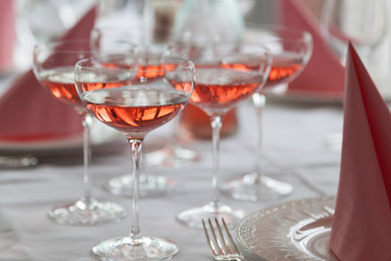 Sektgläser mit Rose-Schaumwein