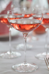 Sektgläser mit Rose-Schaumwein