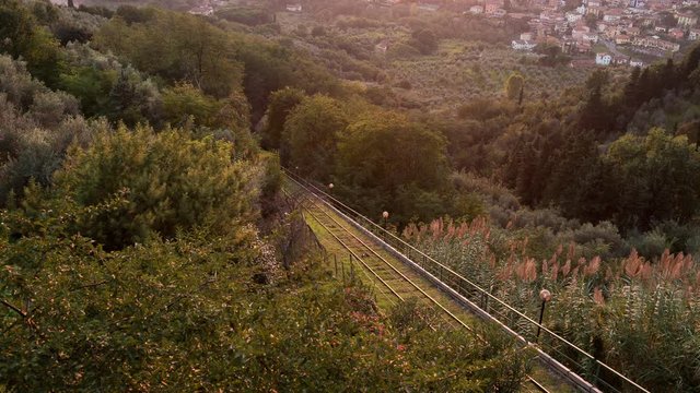 Funicolare di Montecatini Terme in salita verso Montecatini Alto al tramonto 