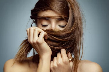 Papier Peint photo Salon de coiffure Portrait de beauté de jeune femme aux cheveux longs sur le visage