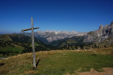 Aussicht vom Sella Joch in Richtung Gröden und Puez Geisler und Geisler Spitzen