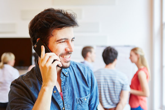 Mann telefoniert mit dem Smartphone