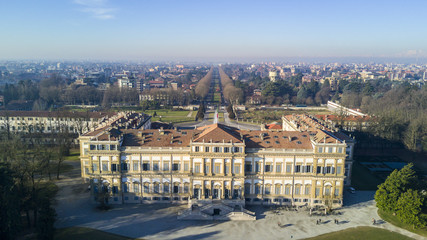 Fototapeta premium Villa Reale, Monza, Italia. Vista aerea della Villa Reale 15/01/2017. Giardini Reali e parco di Monza. Reggia, palazzo in stile neoclassico