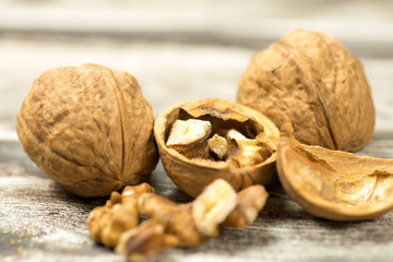 Walnüsse auf einem Tisch 