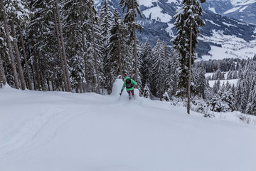 Skifahrer zieht im Tiefschnee die erste Spur