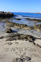 Fototapeta na wymiar Herz am Strand: Urlaub auf Zypern