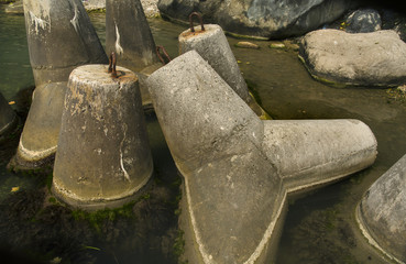 Reinforced concrete constructions to protect the shore from wave