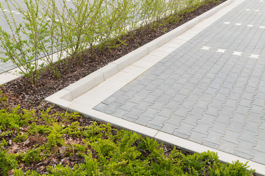 Gepflasterter Parkplatz mit Gr&uuml;nstreifen, &ouml;ffentlicher Raum, Betonprodukte,  Pflasterarbeiten, Garten- und Landschaftsarchitektur, Einfassung