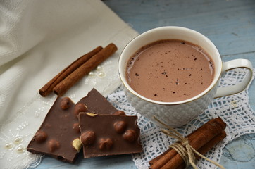 Sevgililer günü konsepti,sıcak çikolata ve çikolata parçaları
