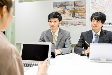 会議・打ち合わせのイメージ（ビジネス・男性・女性）