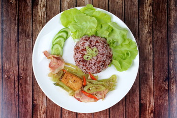 Red brown rice and fried green pepper with tofu,becon.