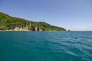 Naklejka premium idyllic tropical island with blue sky background
