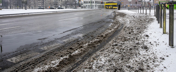 Schneematsch liegt an einer Strasse in einer Stadt