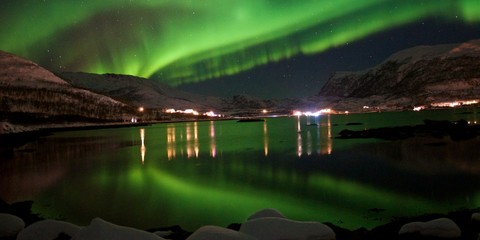 Fototapeta na wymiar Northern lights on sea and snow
