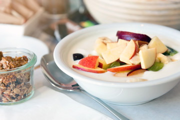 Gesunde Ernährung-Müsli mit Joghurt und frischem Obst