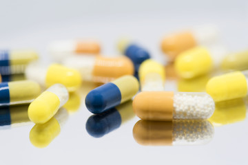 Bunte Pillen und Vitamine