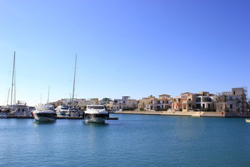Panorama: Blick auf bunte Häuser im Hafen von Limassol (Lemesos) auf Zypern