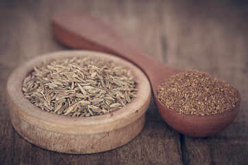 Crushed cumin with whole