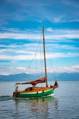 Holzsegelboot auf dem Bodensee, Hochformat