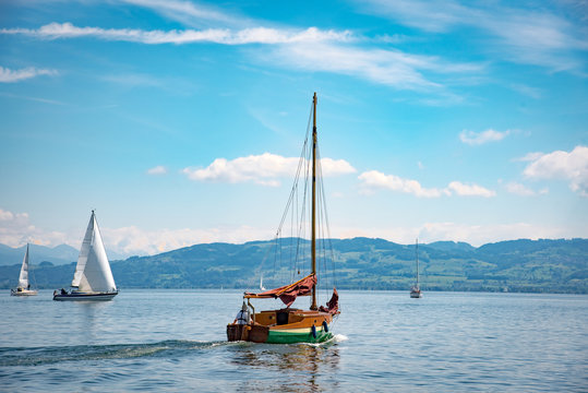 Urlaub  - Kleines Holzsegelboot auf dem Bodensee 
